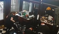 VIDEO: Krvavý incident v barbershope. Muž si pred očami zákazníka nechtiac zapichol do hrude nožnice