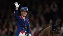 Hviezdnej jazdkyni zakázali účasť na olympijských hrách. Objavilo sa video, kde 24-krát po sebe bičuje koňa