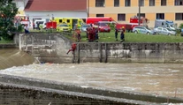 V Česku na Sázave sa prevrátil raft s deťmi. Muž, ktorý im plával na pomoc, zomrel