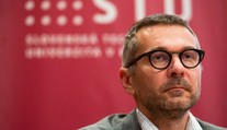 Dekan fakulty informačných technológií STU zostáva vo funkcii, rozhodol akademický senát