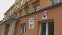Stále je riaditeľom, hoci šoféroval opitý. Starosta to nerieši, čím porušuje zákon