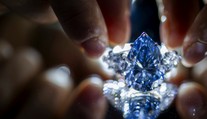 Mimoriadne vzácny modrý diamant vydražili za takmer 44 miliónov dolárov