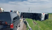 Vodiči, pozor. Na R1 neďaleko Trnavy sa prevrátil autobus