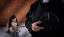 Pedofili v radoch francúzskej katolíckej cirkvi sexuálne zneužili vyše 216-tisíc detí