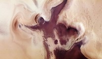 Vesmírna sonda objavila na Marse krajinu pripomínajúcu srdce, ktoré stráži obrovský anjel