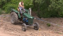 Adrenalín na traktoroch. Pozrite si unikátny pretek, ktorého sa zúčastnil aj farár
