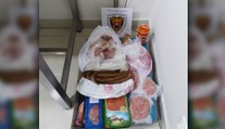 FOTO: Klobásy, mäso i mliečne výrobky. Colníci na letisku počas leta zaistili tiež tisíce kusov cigariet