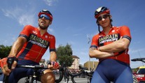 Kuriózny moment z 9. etapy TdF: Taliansky cyklista plesol fanúšika po holom zadku