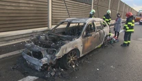 Na R1 počas jazdy vzbĺklo auto, rodina s dieťaťom sa zachránila v poslednej chvíli