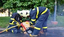 Video z kuriózneho zásahu hasičov. Žena sa zasekla v kanáli