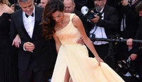 Amal Clooney zradili nádherné šaty. Chýbalo málo
