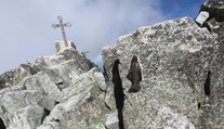 Sochy Panny Márie ktosi vyniesol na vrcholy Tatier. Ochranári v tom vidia problém