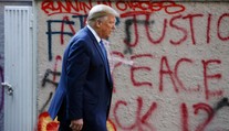 Trump pohrozil, že proti protestujúcim nasadí armádu