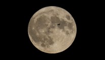 Na Mesiaci objavili jaskyňu. Môže slúžiť ako útočisko pre astronautov