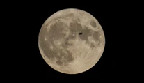 Na Mesiaci objavili jaskyňu. Môže slúžiť ako útočisko pre astronautov