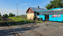 Hrozivá nehoda v Ivanke pri Nitre, zrazil sa tu vlak s autobusom