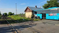 Hrozivá nehoda v Ivanke pri Nitre, zrazil sa tu vlak s autobusom