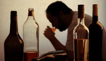 Viete rozpoznať závislosť od alkoholu? Toto je sedem varovných signálov