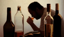 Alkoholizmus je vážnym spoločenským problémom. Ako rozpoznať závislosť od pitia?