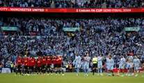 Druholigista trápil diablov, zmazal trojgólové manko. FA Cup však bude mať manchesterské finále