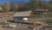 Poznáte glamping? Jeden takýto kemp budujú pri Počúvadlianskom jazere