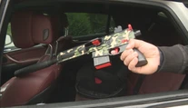 Previezol sa so synom s pištoľou v ruke pred domom, ktorý používa zvolený prezident. Teraz má na krku sociálku