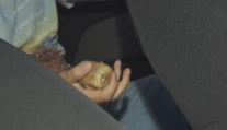 Stopár chcel žene ukradnúť auto, dostala po hlave kameňom, no ubránila sa mu
