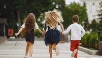 Sú súrodenci, no každý je iný. Našu osobnosť a vzťahy ovplyvňuje aj poradie, v akom sme sa narodili
