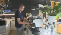 Bez pomoci štátu budem musieť za kávu pýtať päť eur, tvrdí majiteľ kaviarne