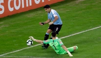 Luis Suarez sa opäť predviedol. Uruguajčan si v tranze pýtal nepochopiteľnú penaltu