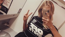 Slávna modelka prekvapila. Čo to má pod pazuchou?