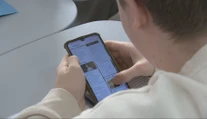 Komisár pre deti chce regulovať mobily počas vyučovania. Podľa niektorých učiteľov môžu byť nápomocné