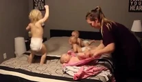 Mama ukladala 4 malé deti do postele. Jej video má 44 miliónov videní