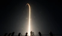 Raketa firmy SpaceX odštartovala k ISS, na palube sú traja Američania a Rus