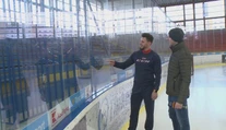 Tvrdené sklo alebo ohybné plexisklo? S fyzikom sme sa pozreli na to, aký je medzi nimi rozdiel