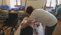 Zdravotne postihnutí ľudia v čase epidémie prichádzajú o svojich osobných asistentov