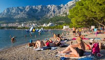 Makarská zatočila s prešpekulovanými turistami. Uterák si na pláži radšej už nenechávajte