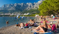 Makarská zatočila s prešpekulovanými turistami. Uterák si na pláži radšej už nenechávajte