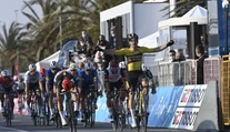 VIDEO: Dramatický finiš úvodnej etapy Tirrena ovládol Wout van Aert, Sagan medzi najlepšími chýbal