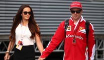 Jazdec F1 povedal áno krásnej modelke. Nevesta mala rafinovaný výstrih