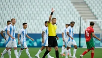 VIDEO: Nepokoje v úvode OH. Marockí fanúšikovia vtrhli na trávnik a duel sa dohrával po dvoch hodinách