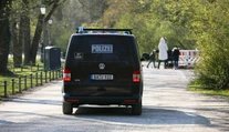 Desivý incident v centre Mníchova: Muž vytrhol rodičom z rúk syna a vrhol sa s ním pod auto