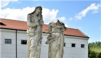 Soche Ježiša Krista odtrhol hlavu. Neznámy vandal poškodil mimoriadne vzácnu sochu na Červenom Kameni