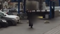 Žena, ktorá po Moskve chodila s odrezanou hlavou dievčatka, zostane vo väzbe