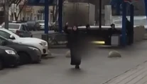 Žena, ktorá po Moskve chodila s odrezanou hlavou dievčatka, zostane vo väzbe
