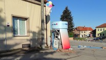 Výbuch vystrašil obyvateľov obce Oslany, zlodeji odpálili bankomat