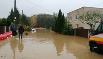 FOTO: Kritická situácia v obci Paňovce na východe Slovenska. Voda zaliala cesty aj domy