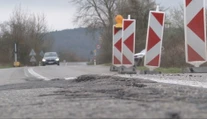 Mimoriadna situácia pri Nitre. Jediná cesta do neďalekej obce sa pretrhla a môže sa kedykoľvek zosunúť