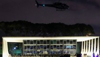 Polícia po útoku na vládne budovy v Brazílii zatkla stovky ľudí