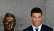 Spomínate si na Ronaldovu bustu? Teraz mu vyrobili ďalšiu, dokonca sa na neho aj podobá